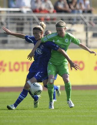 Bianca Schmidt (li., Pot) und Conny Pohlers (re., VFL), VfL Wolfsburg - 1.FFC Turbine Potsdam, Fußball, Frauen, Bundesliga, Saison 2011 2012, Wolfsburg, 25.09.2011,