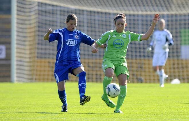 Patricia Hanebeck (li., VfL) und Nadine Keßler (re., VFL), VfL Wolfsburg - 1.FFC Turbine Potsdam, Fußball, Frauen, Bundesliga, Saison 2011 2012, Wolfsburg, 25.09.2011,