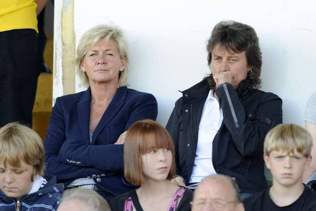 Silvia Neid (li.) und Ulrike Ballweg, VfL Wolfsburg - 1.FFC Turbine Potsdam, Fußball, Frauen, Bundesliga, Saison 2011 2012, Wolfsburg, 25.09.2011,