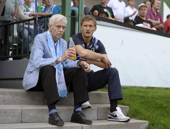 25.09.2011, Fussball 2.Bundesliga Saison 2011 2012, 9.Spieltag, SpVgg Greuther Fürth - TSV 1860 München, in der Trolli-Arena Fürth. Kai Bülow (re, 1860) sitzt nach seinem Platzverweis frustriert mit Vize-Präsident Dieter Schneider (li, 1860) auf den Treppen zur Umkleidekabine.