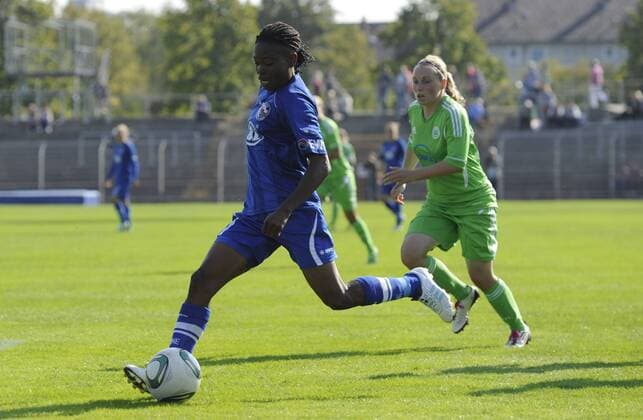 Genoveva Anonma (li., Pot) und Stephanie Bunte (re., VFL), VfL Wolfsburg - 1.FFC Turbine Potsdam, Fußball, Frauen, Bundesliga, Saison 2011 2012, Wolfsburg, 25.09.2011,