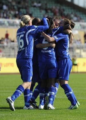 Potsdamer Jubel um Torschützin Yuki Nagasato (mi), VfL Wolfsburg - 1.FFC Turbine Potsdam, Fußball, Frauen, Bundesliga, Saison 2011 2012, Wolfsburg, 25.09.2011,