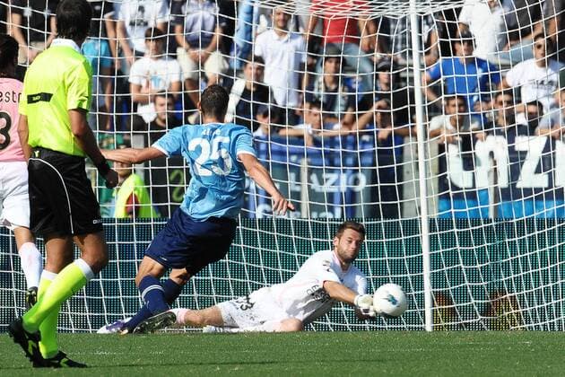 Parata di Alexandros TZORVAS portiere del Palermo su Miroslav KLOSE Lazio Roma 25 9 2011 Stadio Olimpico Football Calcio Serie A 2011 2012 Lazio Vs Palermo andreaxstaccioli