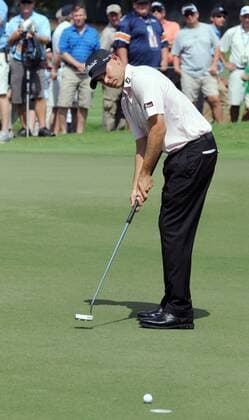 Bill Haas putts on the 1st green during the final round of the Tour Championship golf tournament at the East Lake Golf Club in Atlanta, Georgia, on Sunday, September 25, 2011. The tournament is the final of the FedExCup playoff.  ATL20110925316 Fed Ex