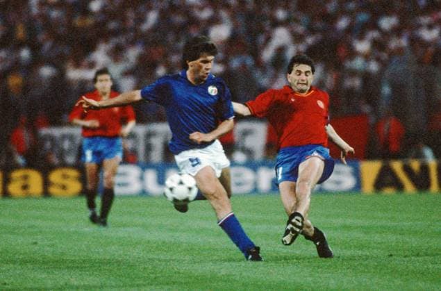 Euro 1988 - Italien vs. Spanien 1:0 am 14.06.1988 in Frankfurt. Carlo Ancelotti (ITA, li.) gegen Rafael Gordillo (ESP)
