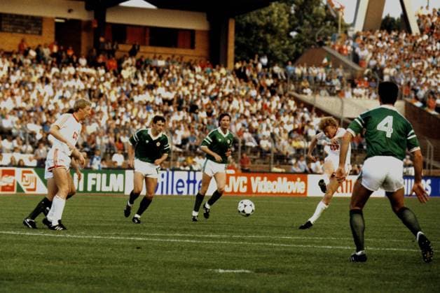 Euro 1988 - Irland vs. UDSSR 1:1 im Niedersachsenstadion Hannover - UDSSR Spieler Oleg Kuznetsov (2.v.re.) zieht ab
