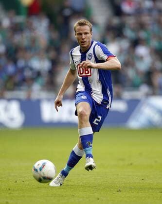 Christian Lell, Hertha BSC, am Ball, Freisteller, Einzelbild, Ballführung, hoch SV Werder Bremen-Hertha BSC Berlin, 1.Bundesliga 2011 2012, Herren, Fussball, Fußball, Deutschland, Germany, Ergebnis: 2:1 Bremen, 25.9.2011, Weserstadion