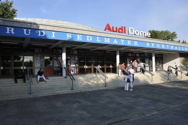 München wartet auf das erste öffentliche Training des FC Bayern München, Basketball, Herren im Audi Dome, München. Beko Basketball Bundesliga, Beko BBL Saison 2011 2012 o0 Sportstätte Stadion Totale GER Wirtschaft Rudi Sedlmayer Sporthalle Halle