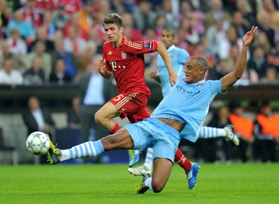 FUSSBALL CHAMPIONS LEAGUE SAISON 2011 2012 27.09.2011 FC Bayern München - Manchester City FC Thomas Mueller (li, FC Bayern München) gegen Vincent Kompany (Manchester City) 
