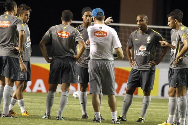 Ronaldinho (C-FRONT), Coach Mano Menezes (C), Training in Belem  RL003