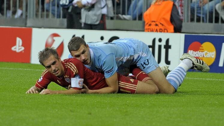 27.09.2011, Fussball UEFA-Champions-League, Vorrunde 2.Spieltag: FC Bayern München - Manchester City, in der Münchner Allianz-Arena. Nach einem Foul liegt Edin Dzeko (Manchester City) auf Philipp Lahm (München).