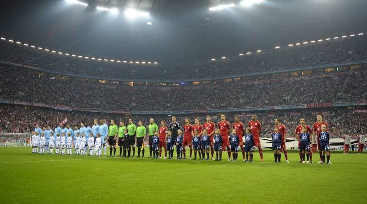 27.09.2011, Fussball UEFA-Champions-League, Vorrunde 2.Spieltag: FC Bayern München - Manchester City, in der Münchner Allianz-Arena. Die Mannschaften stehen vor dem Spiel zusammen auf dem Platz. o0 Totale Vorstellung