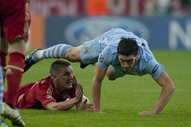 (von links) Bastian SCHWEINSTEIGER, Bayern, Gareth BARRY, Manchester City. Fussball, Champions League, FC Bayern (FCB) - Manchester City (MCT) Gruppe A Gruppenphase 2. Spieltag am 27.09.2011 in München Deutschland.