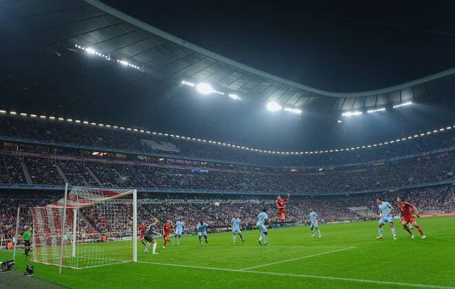Fussball Uefa Champions League Saison 2011 2012 Gruppe A - Die Allianz Arena, Heimspielstätte des FC Bayern München während der Partie gegen Manchester City, Mario Gomez (Bayern) steigt hoch