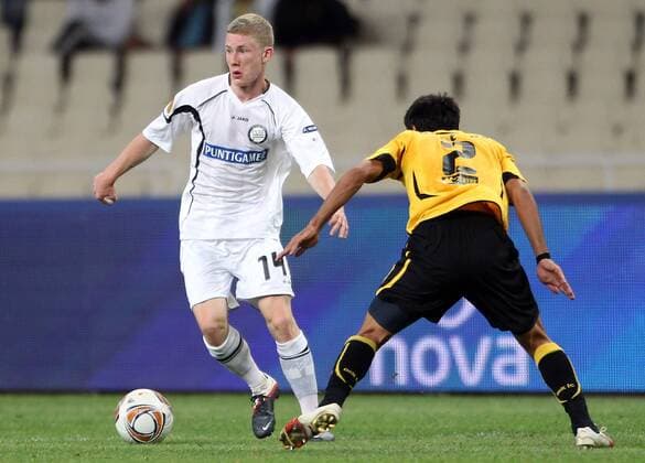 UEFA Europa League Gruppenphase, AEK Athen - SK Sturm Graz, Bild zeigt Florian Kainz (Sturm) und Giannis Kontoes (AEK). 