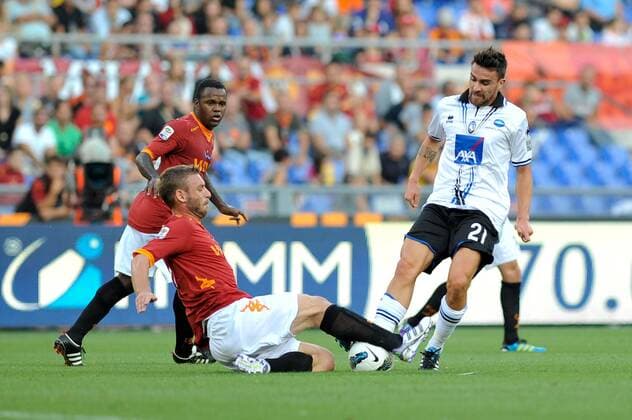 Rom 01 10 2011 Serie A 2011 2012 - AS Roma vs. Atalanta Bergamo - Daniele de Rossi vs. Luca Cigarini xHOCHxZWEIxxItalyxPhotoxPressx 