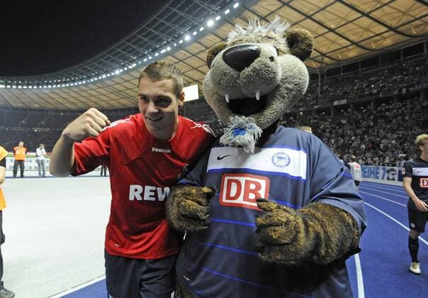 Pierre-Michel LASOGGA (li., B) und HERTINHO (re., B), Schlussjubel, Fussball 1. Bundesliga, Spieltag 8, Hertha BSC Berlin (B) - 1.FC Köln (K) 3:0, am 01.10.2011 in Berlin Deutschland