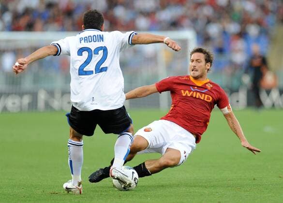 francesco totti (roma) e simone padoin (atalanta) Roma 01-10-2011 Stadio Olimpico Serie A 2011-2012 AS Rom vs Atalanta Bergamo massimoxoliva