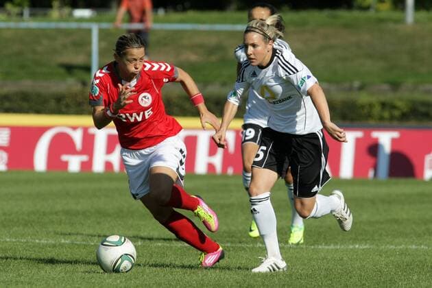 02.10.2011, Frauenfußball-Bundesliga, 5. Spieltag: 1. FFC Frankfurt - SC 07 Bad Neuenahr. Bianca Rech (SC 07 Bad Neuenahr, L), Svenja Huth (1. FFC Frankfurt).