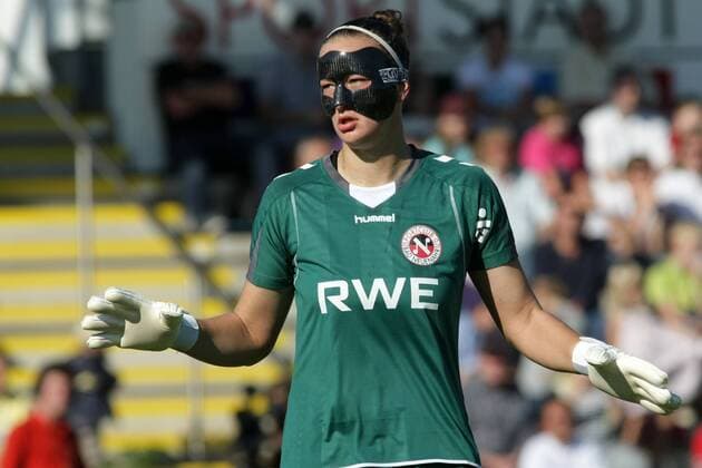 02.10.2011, Frauenfußball-Bundesliga, 5. Spieltag: 1. FFC Frankfurt - SC 07 Bad Neuenahr. Torfrau Almuth Schult (SC 07 Bad Neuenahr) mit Gesichtsmaske, Schutzmaske.