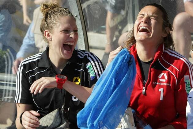 02.10.2011, Frauenfußball-Bundesliga, 5. Spieltag: 1. FFC Frankfurt - SC 07 Bad Neuenahr. Kim Kulig (1. FFC Frankfurt, L), Torfrau Nadine Angerer (1. FFC Frankfurt) auf der Ersatzbank.