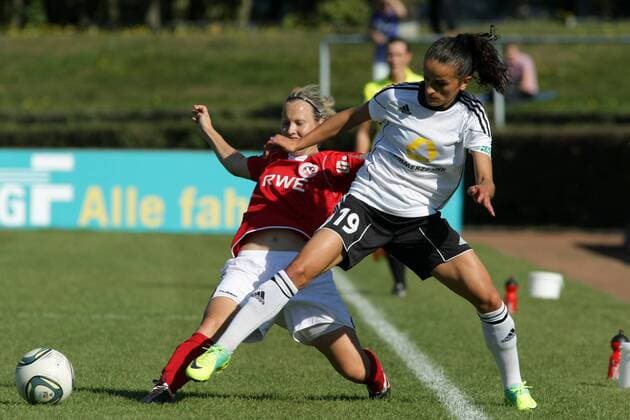 02.10.2011, Frauenfußball-Bundesliga, 5. Spieltag: 1. FFC Frankfurt - SC 07 Bad Neuenahr. Fatmire Lira Bajramaj (1. FFC Frankfurt, R), Katie Cherie Hoyle (SC 07 Bad Neuenahr).