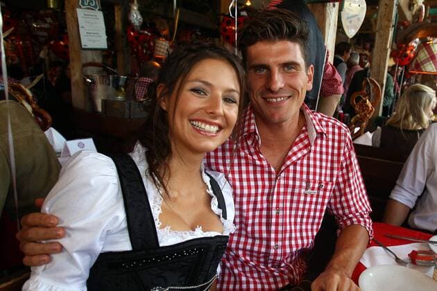Mario Gomez ( Bayern 33 ) mit Freundin Silvia Meichel vor dem Kaeferzelt FC BAYERN MUENCHEN in bayerischer Tracht auf der Wiesn, Oktoberfest in München am 02.10.2011 Saison 2011 2012, Saison1112 , FCB Familie privat Frau Spielerfrau Freundin Dirndl Kleidung POOLFOTO