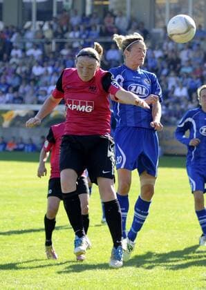 Sabrina Dörpinghaus (li., Essen) und Bianca Schmidt (re., Pot), 1.FFC Turbine Potsdam - SG Essen Schönebeck, Fußball, Frauen, Bundesliga, Saison 2011 2012, Potsdam, 02.10.2011,