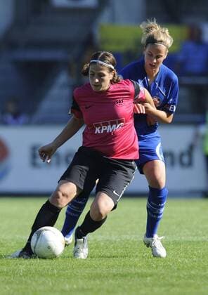 Charline Hartmann (li., Essen) und Jennifer Cramer (re., Pot), 1.FFC Turbine Potsdam - SG Essen Schönebeck, Fußball, Frauen, Bundesliga, Saison 2011 2012, Potsdam, 02.10.2011,