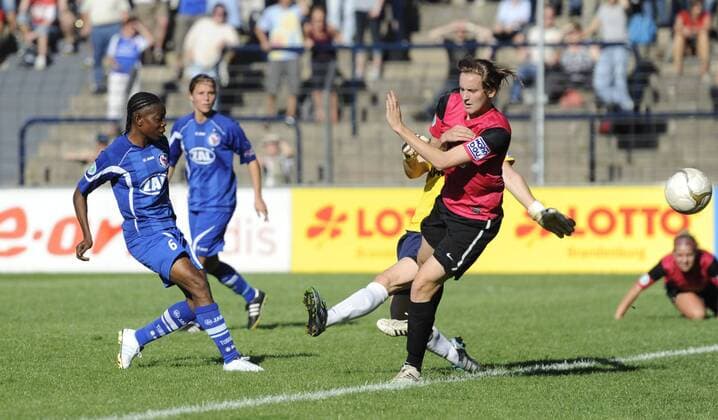 Genoveva Anonma (li., Potsdam) erzielt das Tor zum 3:2, 1.FFC Turbine Potsdam - SG Essen Schönebeck, Fußball, Frauen, Bundesliga, Saison 2011 2012, Potsdam, 02.10.2011,