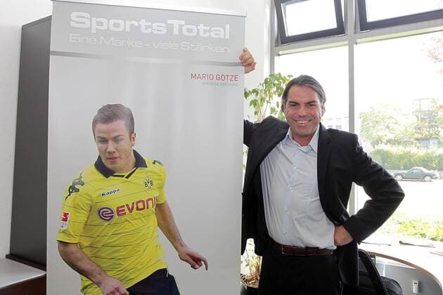 Sports Total Geschäftsführer Volker Struth vor einem Bild seines Klienten Mario Götze (Borussia Dortmund) Sport