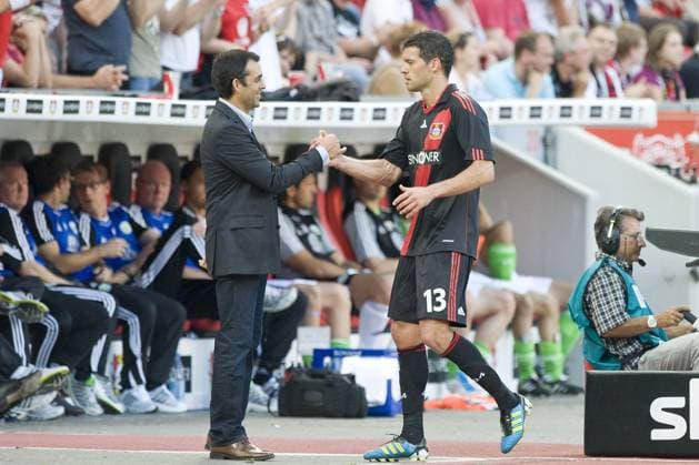 Trainer, Coach, Chefcoach Robin DUTT gibt Michael BALLACK (LEV) bei dessen Auswechslung die Hand; Dank, Gratulation; Fussball 1. Bundesliga, Spieltag 08, Bayer 04 Leverkusen (LEV) - VfL Wolfsburg (WOB) 3:1, am 01.10.2011 in Leverkusen Deutschland
