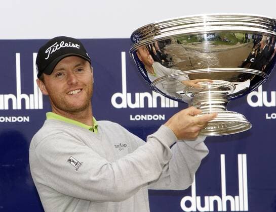 02.10.2011. St Andrews, Scotland. Champion Michael Hoey ( NIR ) on the 18th after the Final round of the PGA Golf Herren European Tour Alfred Dunhill Links Championship, At The Old Course, St Andrews. xMarkxDavisonx  ActionPlus11212277 o0 Nordirland Sieg, Sieger Pokal, TrophÃ¤e Objekte