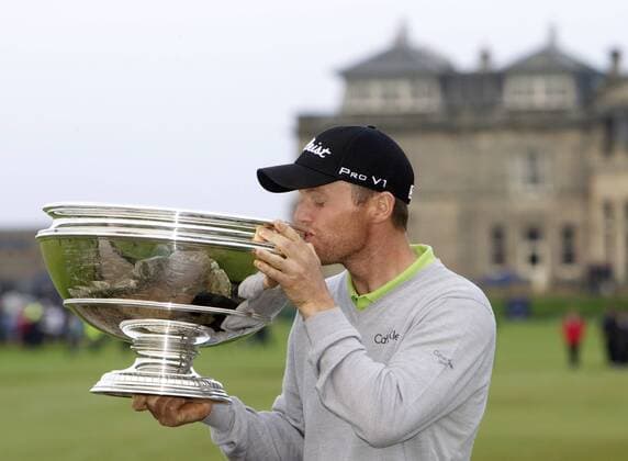 02.10.2011. St Andrews, Scotland. Champion Michael Hoey ( NIR ) on the Swilken Bridge after the Final round of the PGA Golf Herren European Tour Alfred Dunhill Links Championship, At The Old Course, St Andrews. Mandatory credit: Actionplus xMarkxDavisonx  ActionPlus11212282 o0 Nordirland Sieg, Sieger Pokal, TrophÃ¤e Objekte