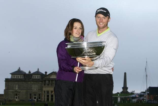 02.10.2011. St Andrews, Scotland. Champion Michael Hoey ( NIR ) on the Swilken Bridge with wife Bev the Final round of the PGA Golf Herren European Tour Alfred Dunhill Links Championship, At The Old Course, St Andrews. Mandatory credit: Actionplus xMarkxDavisonx  ActionPlus11212285 o0 Nordirland Sieg, Sieger Pokal, TrophÃ¤e Objekte