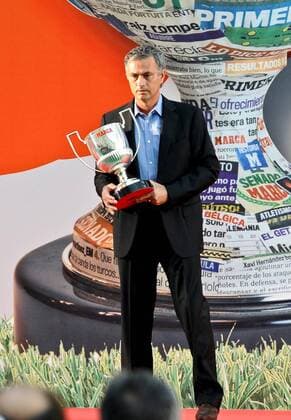 Marca Football Awards have been given in Madrid. In the pic: Jose Mourinho RobertoxMariscal  o0 Real Madrid Pokal, Trophäe Objekte