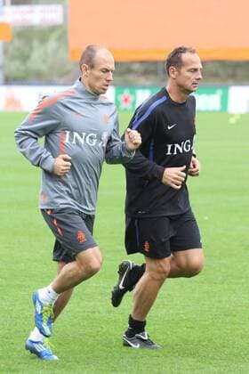 04-10-2011: Voetbal: Training Nederlands elftal: Katwijk, Arjen Robben training alone xVIxxIVx 396138