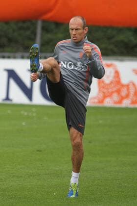 04-10-2011: Voetbal: Training Nederlands elftal: Katwijk, Arjen Robben training alone xVIxxIVx 396139