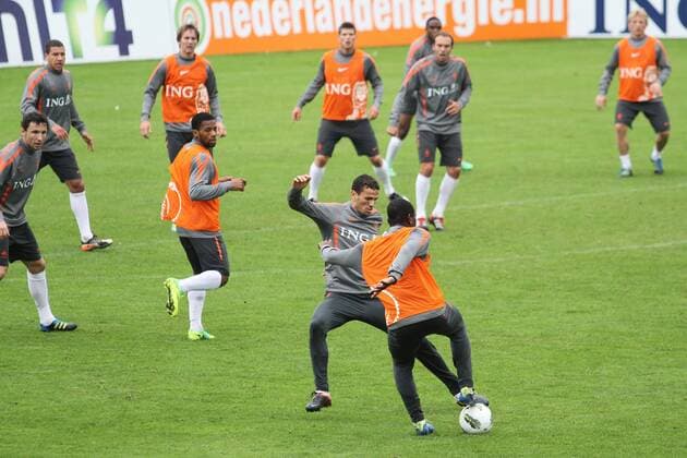 04-10-2011: Voetbal: Training Nederlands elftal: Katwijk xVIxxIVx 396379 o0 totale