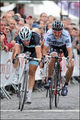 Sieger Rüdiger Selig (GER leopard trek) siegt vor Baden Cooke (AUSTRALIEN Saxo Bank - SunGard) Cyclisme: Binche - Tournai; Binche - Memorial Frank Vandenbroucke - 04.10.2011 xPhotoNewsx  o0 Sieg, Sieger Ziel