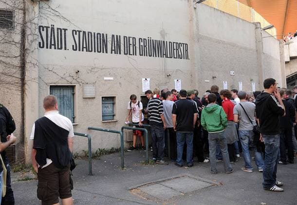 Andrang der Fans an den Kassen beim Münchner Derby TSV 1860 München II vs. FC Bayern München II am Grünwalder Stadion FUSSBALL Regionalliga Süd SAISON 2011 2012 xxNOxMODELxRELEASExx  o0 Fan Publikum Interesse Zuschauerinteresse Sportstätte Stadion Totale GER Grünwalder Straße