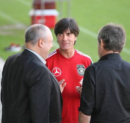 DFB Training Länderspiel Nationalmannschaft Deutschland, 04.10.2011, Mainz Bruchwegstadion, v.l. Harald Stenger, Joachim Löw, -