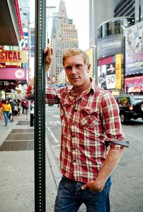 Matthias Bachinger am Times Square in New York City während der US Open 2011, privat, Portrait, Einzelbild, Halbkörper, Hochformat,