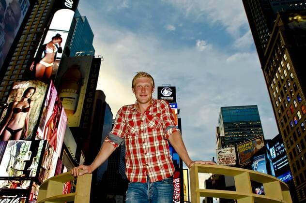 Matthias Bachinger am Times Square in New York City während der US Open 2011, privat, Portrait, Einzelbild, Halbkörper, Querformat,
