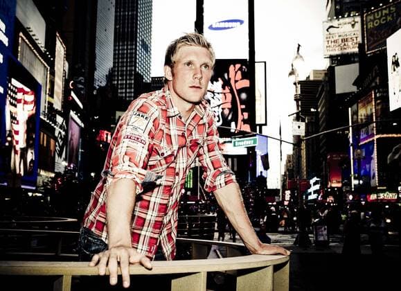 Matthias Bachinger am Times Square in New York City während der US Open 2011, privat, Portrait, Einzelbild, Halbkörper, Querformat,