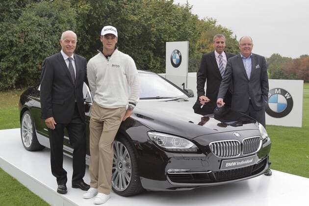 Martin Kaymer zu Besuch in Stommeln auf dem Golfplatz Gut Lärchenhof im Rahmen der Auftaktveranstaltung BMW International Open (Vorschau Juni 2012) - BMW Verantwortliche und ein BMW 6er.