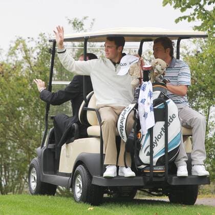 Martin Kaymer zu Besuch in Stommeln auf dem Golfplatz Gut Lärchenhof im Rahmen der Auftaktveranstaltung BMW International Open (Juni 2012) von links: Martin Kaymer, Bruder Philip o0 privat Familie