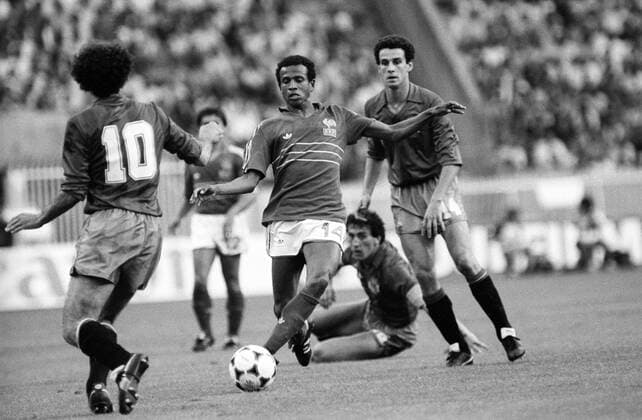 Fußball, EM Finale 1984 in Paris, Frankreich - Spanien EM Finale 1984 in Paris Frankreich - Spanien 2:0 Jean Tigana (Frankreich, 2.v.li.), dahinter Julio Alberto (Spanien, re.)