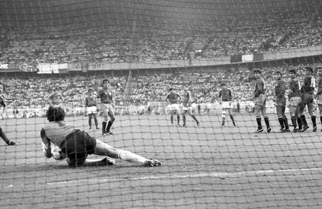 Fußball, EM Finale 1984 in Paris, Frankreich - Spanien EM Finale 1984 in Paris Frankreich - Spanien 2:0 Torwart Luis Miguel Arconada (Spanien) lässt den Ball von Michel Platini (Frankreich) zum 1:0 für Frankreich durchrutschen (Serie 1 3) Tor Hintertor, Hintertorkamera, Hintertorperspektive Pleiten, Pech, Pannen, Missgeschick