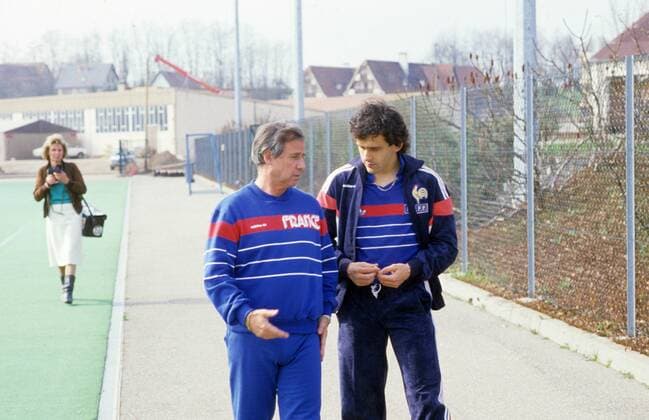 Nationaltrainer Michel Hidalgo (li.) im Gespräch mit Michel Platini (beide Frankreich) Nationaltrainer, Trainer